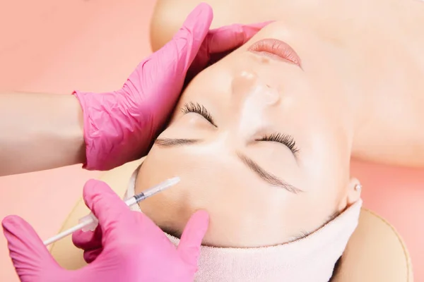 Vrouw die een injectieprocedure krijgt voorhoofd huid. Schoonheidssalon verzorging — Stockfoto