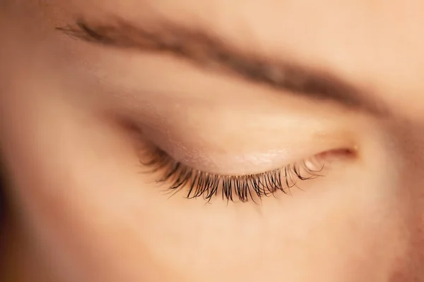 Eyelash extension procedure. Beautiful female eyes with long lashes closeup — Stock Photo, Image