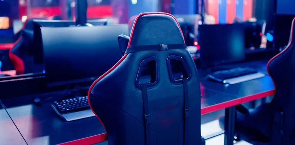 Професійні геймери кафе з потужним особистим комп'ютерним ігровим кріслом синього кольору. Концепція кіберспортивної арени — стокове фото