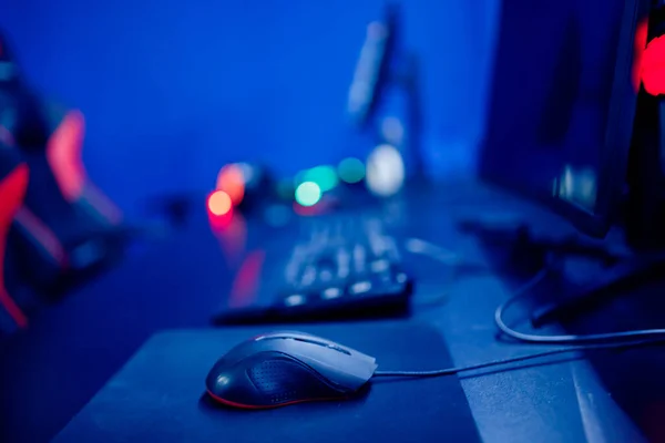 Sala de estúdio profissional do jogador do vídeo cibernético com poltrona pessoal do computador, teclado para o córrego no fundo do borrão da cor do néon. Foco suave — Fotografia de Stock