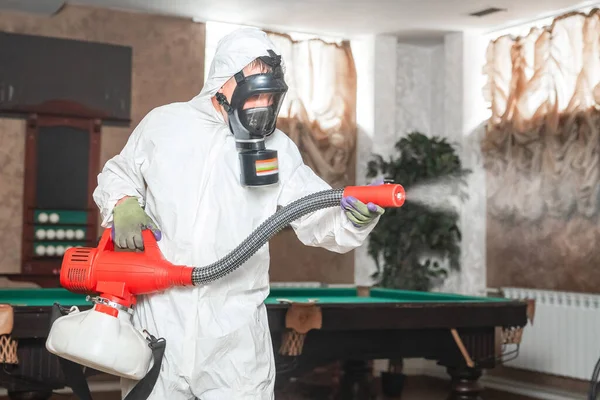 Concepto desinfección por coronavirus. Personas en materiales peligrosos haciendo limpieza en el hueco de la escalera del edificio de apartamentos —  Fotos de Stock