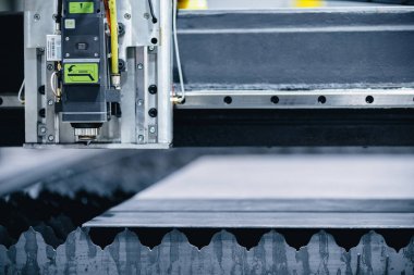 Lazer CNC, metali ışık kıvılcımıyla kesiyor, modern endüstriyel teknoloji. Mavi renk çelik aracı