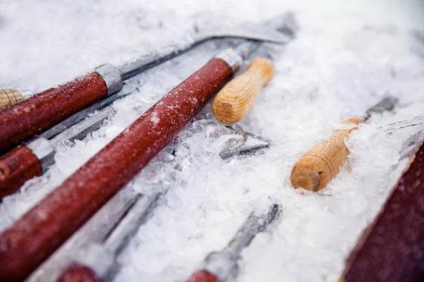 Isskulptur snida man använda mejsel skuren frusen vinter — Stockfoto