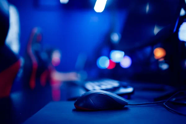 Profesjonalna mysz komputerowa do gier wideo i sportów cybernetycznych na tle monitora, neonowy kolor — Zdjęcie stockowe