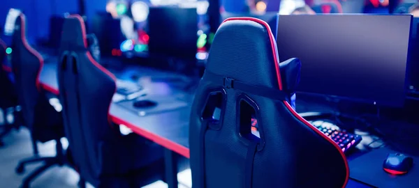 Sala de café de jogadores profissionais com poderosa cadeira de jogo de computador pessoal cor azul. Conceito ciberesporte arena — Fotografia de Stock