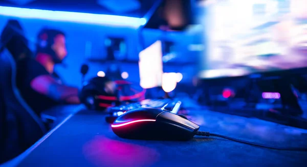 Игровая мышь и клавиатура для профессионального esportsman в неоновых цветах, мягкий фокус — стоковое фото