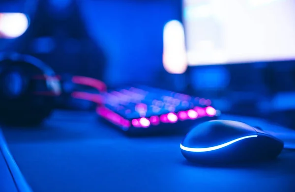 Trabajo de jugador de computadora para el nuevo ratón de juego y teclado con fondo de luz de neón rosa borrosa — Foto de Stock