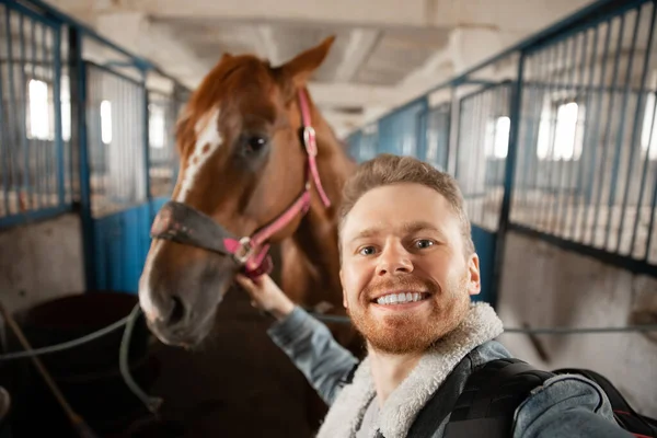 Horseman mempersiapkan diri untuk menunggang kuda melintasi hippodrome — Stok Foto