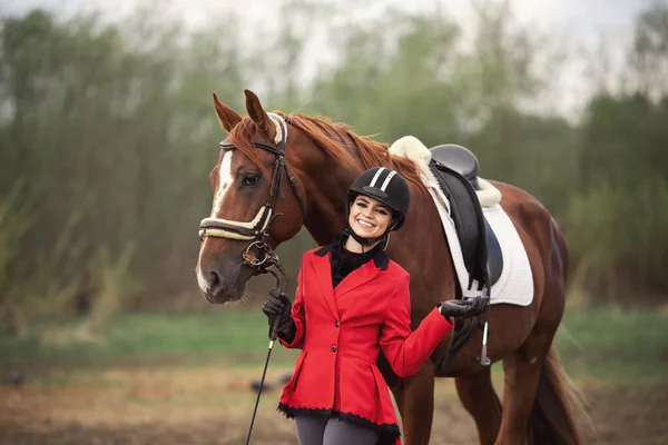 Πορτρέτο Jockey γυναίκα αναβάτη με καφέ άλογο, έννοια διαφήμιση ιππικό σύλλογο σχολείο — Φωτογραφία Αρχείου
