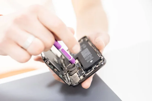 RUSSIA - 2020年7月27日：修理iPhone苹果碎手机屏幕并替换用过的充电电池用于循环利用 — 图库照片