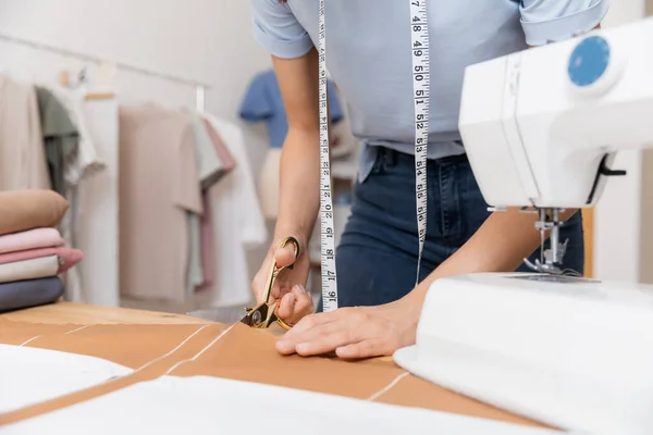ドレスメーカーは、ミシンのスケッチライン上のはさみパターンのドレスの詳細をカットします。海ストレスの職場 — ストック写真