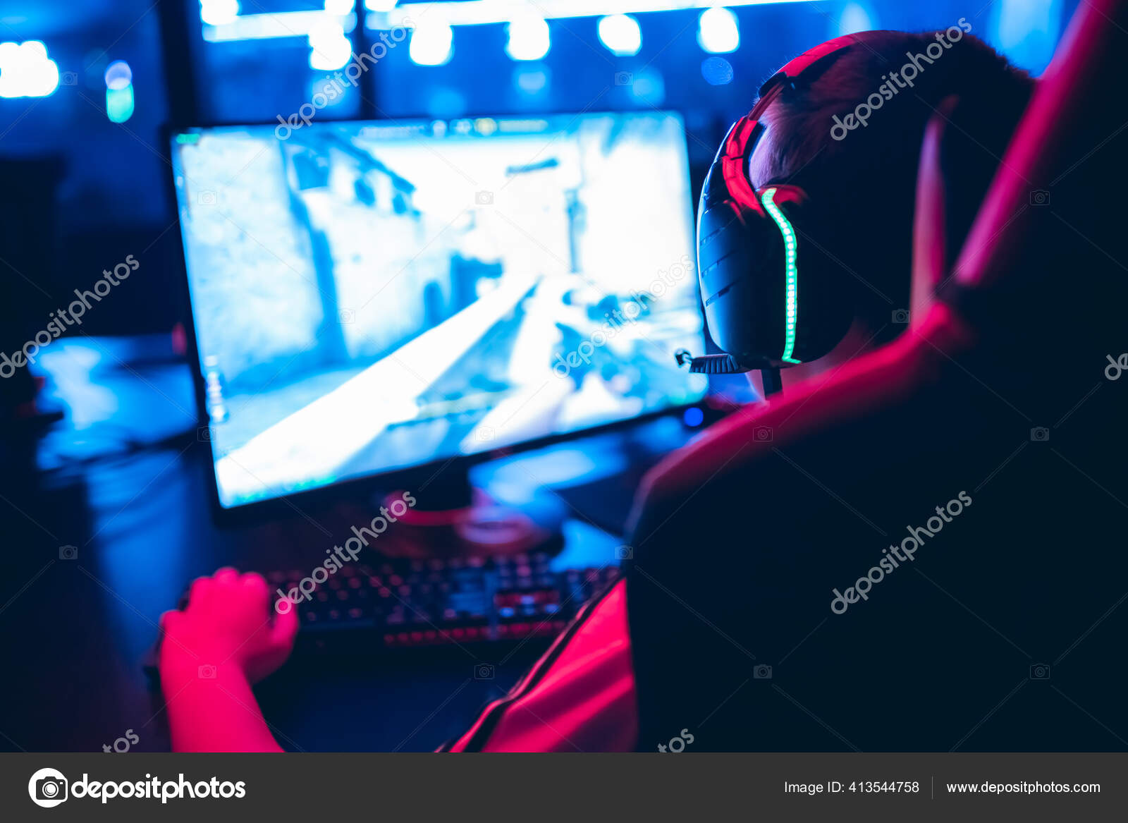 Профессиональный Геймер, Играющий В Онлайн Игры Турниры ПК.