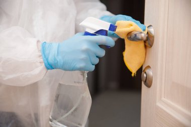 Evin dezenfeksiyon ve temizlik kapı kolları. Biyokimyasal kıyafetli mikroplar ve virüs enfeksiyonundan. Coronavirus koruma kavramı