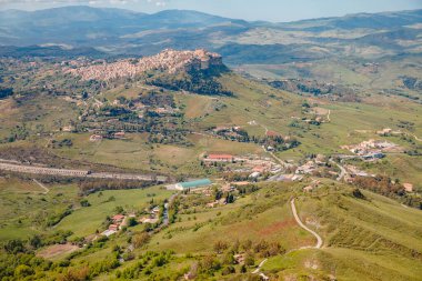 Antik Calascibetta peyzaj şehri Kayalık, Sicilya, İtalya