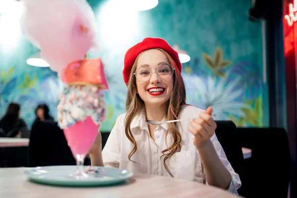 甜甜点与粉红棉花糖，奶昔和蛋糕。法国咖啡店，戴着红色贝雷帽和眼镜的女孩 — 图库照片