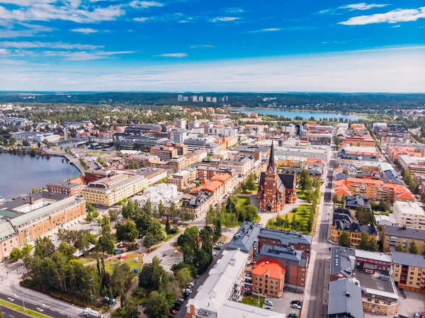 Lulea, Svédország - július 05, 2019: Panoráma város, Székesegyház napos nap, kék ég — Stock Fotó