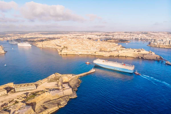 Bogserbåt bogserar stora fartyg blå havet hamn Valetta, Malta. Vy ovanifrån — Stockfoto