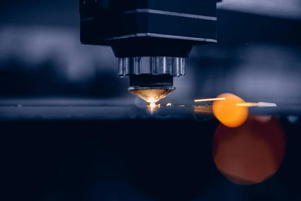 Corte CNC láser de metal con chispa de luz, tecnología industrial moderna. Herramienta de acero de color azul — Foto de Stock
