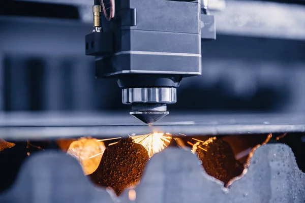 Laserowe cięcie CNC metalu z iskrą światła Technologia produkcji przemysłowej — Zdjęcie stockowe