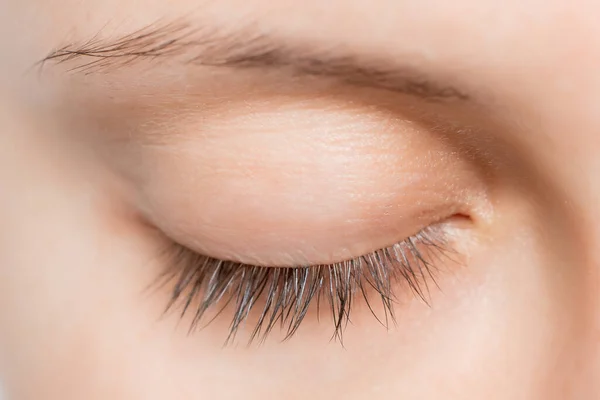 Eyelash extensionl before procedure. Beautiful woman with long lash in beauty salon — Stock Photo, Image