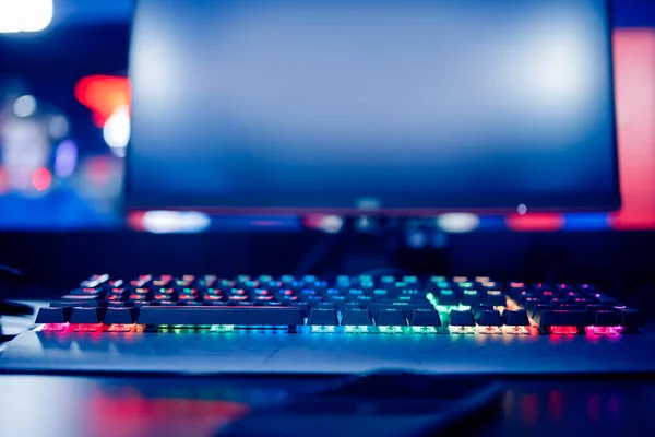 Sala de estudio profesional de videojuegos cibernéticos con sillón de computadora personal, teclado para flujo en fondo borroso de color neón. Enfoque suave — Foto de Stock