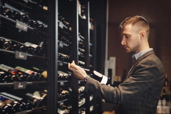 Sommelier Bartender escolher garrafa de vinho perto de bebidas restaurante rack store — Fotografia de Stock