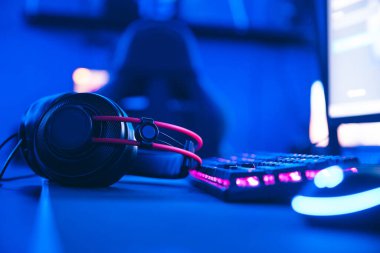 Yeni oyun faresi ve pembe neon ışıklı klavye için bilgisayar oyunu işyeri