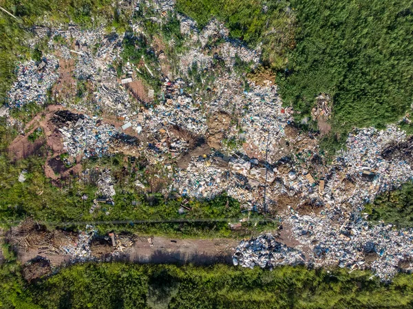 Landvervuiling met plastic flessen en zakken. Open opslag van vast afval. Bovenaanzicht vanuit de lucht — Stockfoto