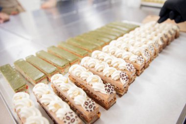 Pasta şefi fındıklı cımbız tutuyor, restoranda servis etmeden önce pasta süslüyor. Haute cuisine konsepti