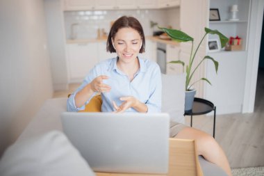 Çevrimiçi İngilizce eğitimi. Kadın öğretmen çocukları ve öğrencileri inceliyor.