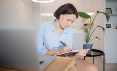 Kulaklıklı kız İngilizce öğreniyor. İnternetten öğretmeniyle internetten konuşuyor.