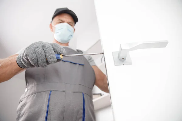 Trabalhador em máscara médica usar pistola de tubo de silicone para reparar e instalar janela. Técnico de serviço de conceito — Fotografia de Stock