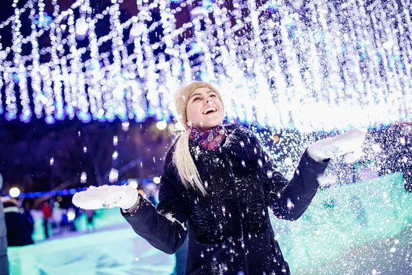 Portrét mladá krásná dívka se raduje na první sníh a zimu,, večerní osvětlení pozadí — Stock fotografie