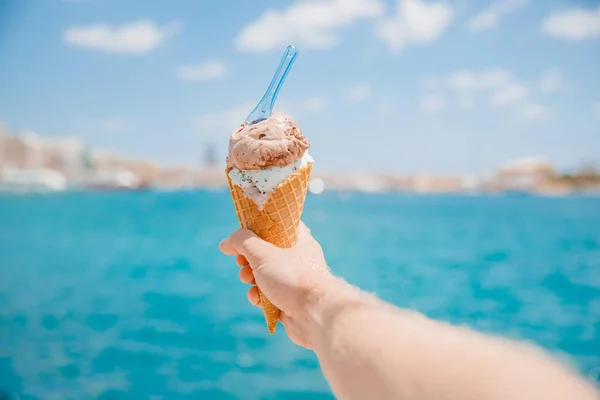 Mano uomo tiene gelato italiano sullo sfondo del Canal Grande e Handol a Venezia, Italia. Turismo concettuale — Foto Stock