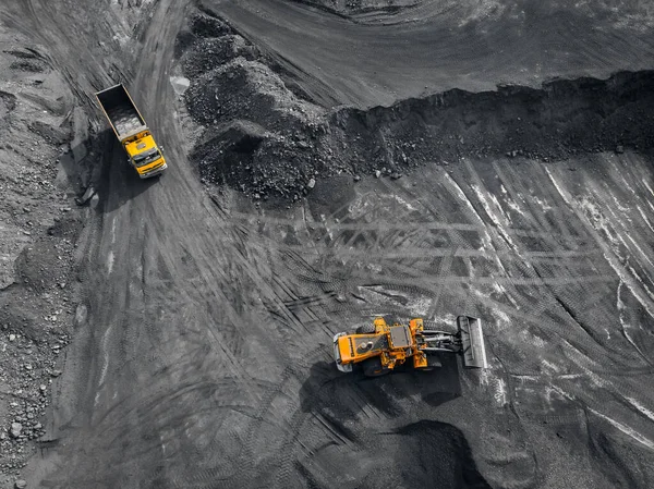 Mina a cielo abierto, industria extractiva para carbón, vista superior dron aéreo —  Fotos de Stock