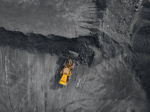 Gelber Bagger verlädt Kohle in Brecher. Tagebau, mineralgewinnende Industrie, Drohne von oben — Stockfoto