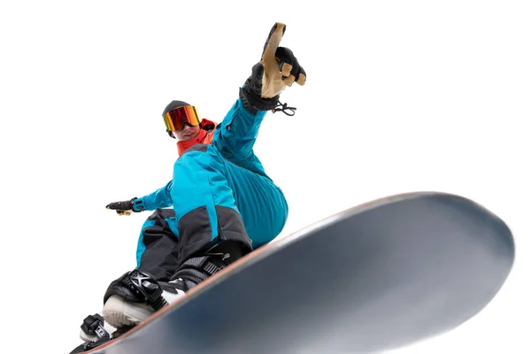 Uomo snowboarder su snowboard in abbigliamento sportivo isolato sfondo bianco, vista dal basso — Foto Stock