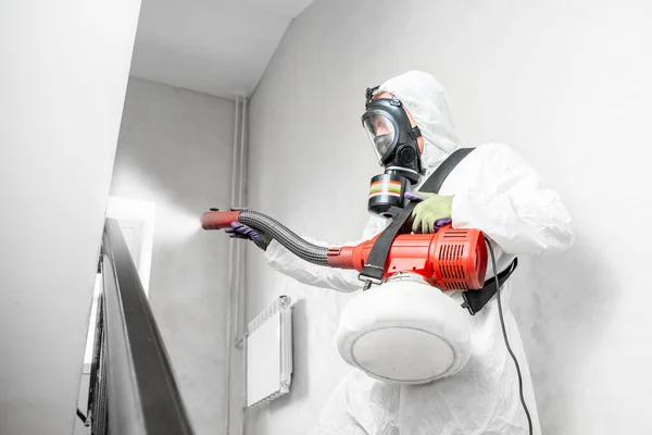 Worker specialist in white hazmat suits cleaning disinfecting cells coronavirus epidemic, clear virus home pandemic — Stock Photo, Image