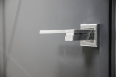 Modern iç mekan için metal kapı kolu.