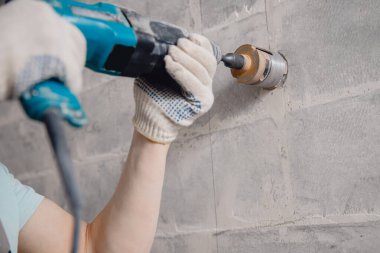 İnşaatçı işçi pnömatik çekiç delme delikleri beton tuğla duvar ve elektrik kablosu için elmas taç, soket, anahtar