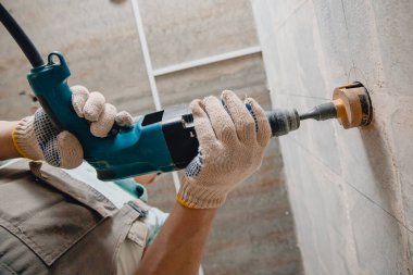 İnşaatçı işçi pnömatik çekiç delme delikleri beton tuğla duvar ve elektrik kablosu için elmas taç, soket, anahtar