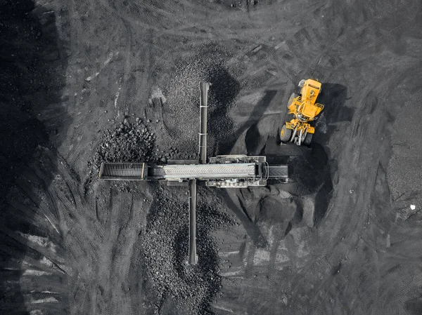 Mine à ciel ouvert, industrie extractive pour le charbon, drone aérien vue de dessus — Photo