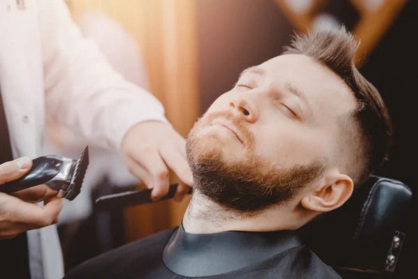 Hipster cliente visita in negozio di barba barba da barba barba — Foto Stock