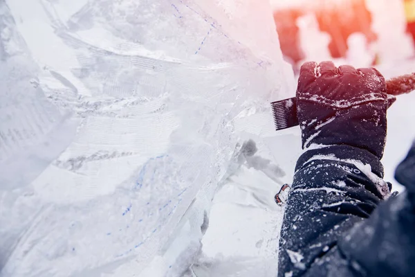 Scultura di ghiaccio intaglio uomo uso scalpello taglio congelato inverno — Foto Stock