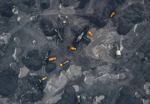 Mineração de carvão uma indústria extrativa a céu aberto, vista aérea superior — Fotografia de Stock