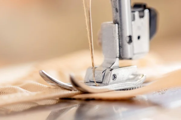 Крупный план Автоматическая швейная машина с тканями и нитями — стоковое фото
