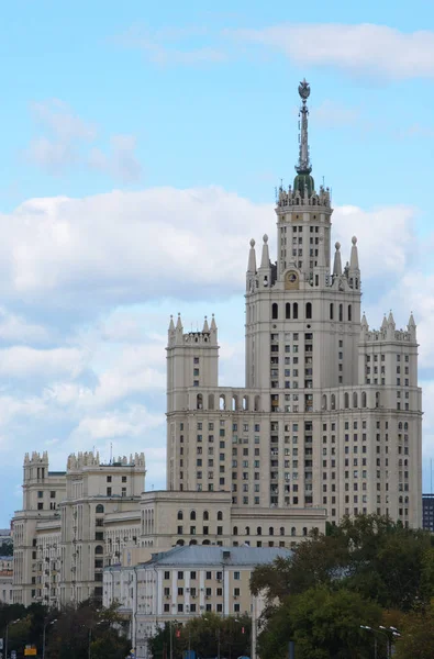 Kotelnicheskaya Moskova'da gökdelen