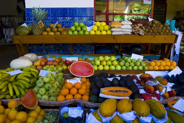Meyve yamalarındaki Funchal şehir içinde belgili tanımlık çarşı. Madeira Adası