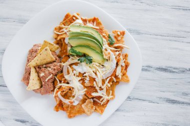Chilaquiles Rojolar tavuk ve avokado Meksika yemeği Meksika kahvaltı ile