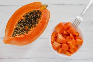 beyaz bir tablo üzerinde papaya meyve kase